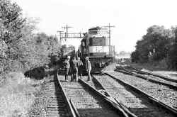 LIRR-C420_no.229-Conrail-GE B23-7_no.2805_Interchange-Montauk-Branch_c.1985_Fresh-Pond_FrankFiore.jpg (142243 bytes)